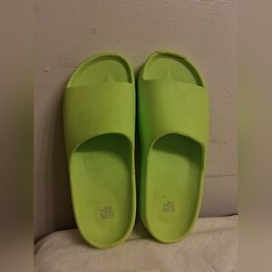 Womens Green WILD FABLE Slides Similar To Crocs - Size 7, 2 Inches Platform